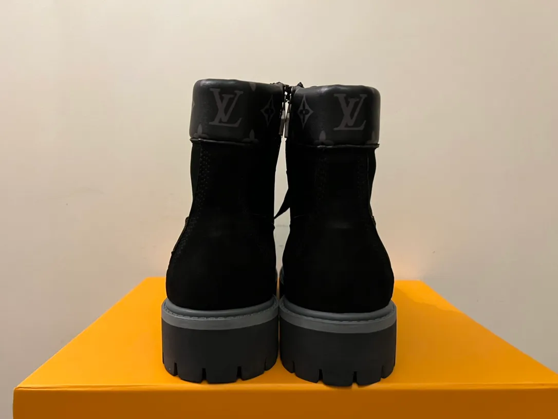 👟👟Ex-factory price 680👟👟 Men's size +10 LV x Timberland Louis Vuitton "Luxury Western" has been initially constructed, and the last link is the "shoes" that can make the style complete and communicative, so the "Shoe King of the Year" came into being. A major collaboration of the season, in a short video of only a few seconds, Fei Dong lifted the legs of his jeans to reveal a pair of classic Timberland rhubarb boots with the LV logo printed on the tongue. He then folded the tongue to reveal the Monogram logo printed on the inside. Size: 35-46